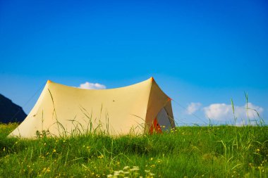 Kamp yapmak. Mavi gökyüzüne karşı doğa çadırı. Tatil ve seyahat.