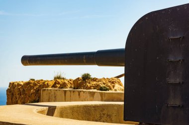 Akdeniz kıyısında Castillitos bataryası. İspanya 'nın Cartagena Murcia bölgesi yakınlarındaki turistik bir yer. Savunma kalesi. Tarihi dönüm noktası.