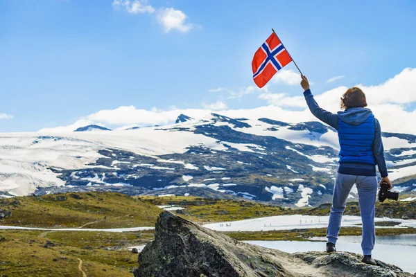 Turist Kadın Dağların Manzarasını Seviyor Elinde Norveç Bayrağı Fotoğraf Makinesi — Stok fotoğraf