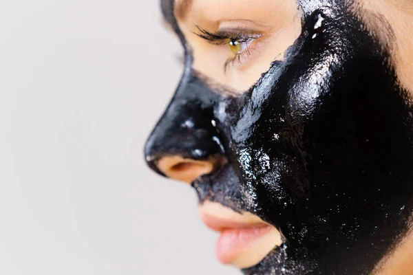 Junge Frau Mit Kosmetik Gesicht Carbo Detox Black Peel Maske — Stockfoto