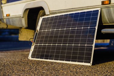 Taşınabilir güneş fotovoltaik paneli, karavanda şarj oluyor.