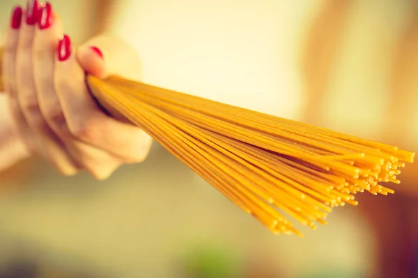 Vrouw Met Lange Pasta Macaroni Klaar Spaghetti Koken Gezond Voedselconcept — Stockfoto