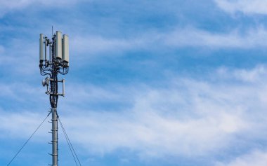 Mavi gökyüzüne karşı sinyal ya da cep telefonu kulesi. Radyo anteni. 5g ya da 4g İnternet kullanarak modern telekomünikasyon.