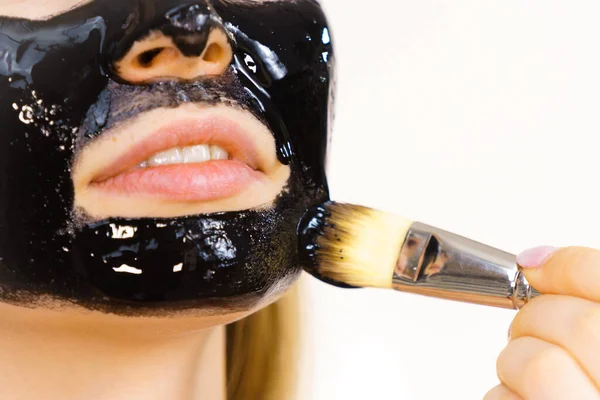 顔にブラシブラックのデトックスピールマスクで適用若い女性 女の子は肌の世話をする 美の治療だ スキンケア — ストック写真