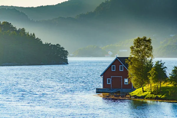 Casa Madera Orilla Del Fiordo Agua Paisaje Verano Noruega Escandinavia — Foto de Stock