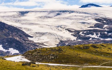 Yazın karlı zirveler ve buzullarla kaplı dağ manzarası. Lom ve Gaupne, Norveç arasında 55 Sognefjellet turistik güzergahı.