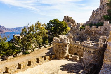 Turistik bir yer. Castillitos bataryası, İspanya Cartagena, Cabo Tinoso. Ortaçağ şatosunu taklit eden tahkimatlar. Savunma mimarisi.