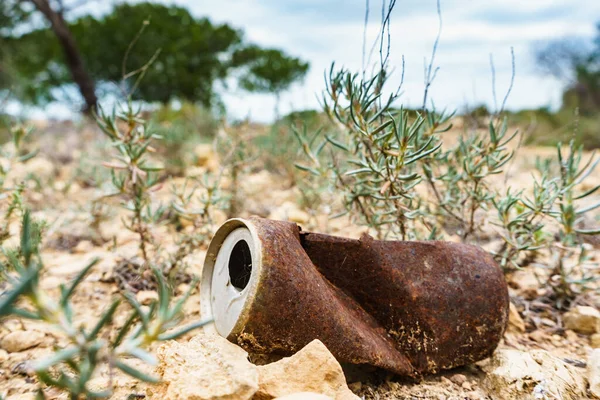 汚染された自然 古い錆は自然の上で放棄することができます 地球生態学 — ストック写真