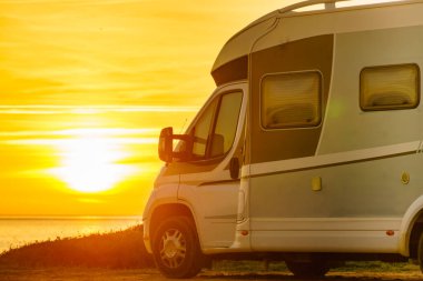 Akdeniz kıyısı Costa del Sol, Endülüs İspanya 'da gün doğumunda karavan. Doğa plajında kamp yapmak. Tatil ve karavanda yolculuk.