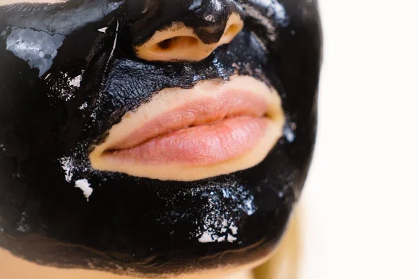 Ung Kvinna Med Kosmetika Ansiktet Carbo Detox Svart Peel Mask — Stockfoto