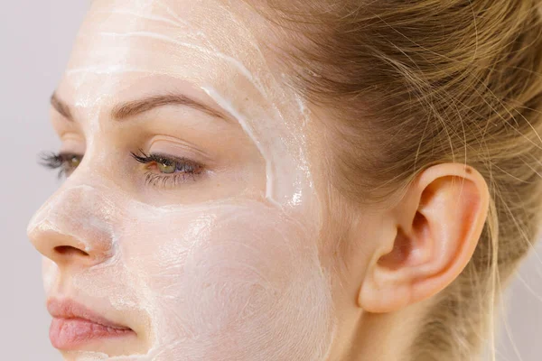 Mujer Joven Con Crema Cosmética Máscara Humedad Cara Tratamiento Belleza — Foto de Stock