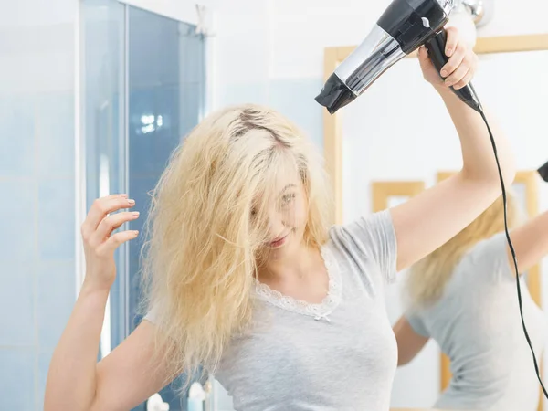 Mulher Positiva Usando Secador Cabelo Seu Penteado Loiro Haircare Conceito — Fotografia de Stock