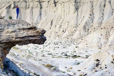 Almerya, İspanya 'da Tabernas Çölü' nün tadını çıkaran dişi turist. Spagetti western için film konumu ayarlandı..