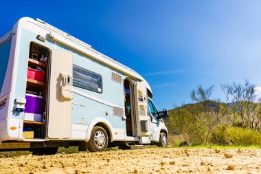 Kamp karavanı, açık depo kutusuyla İspanya 'da kamp yapıyor. Karavanla macera.
