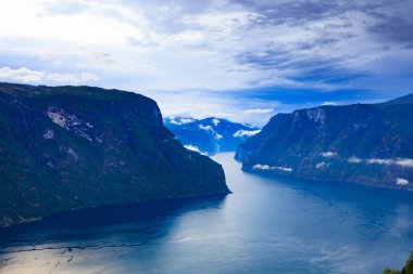 Aurlandsfjord deniz yüzeyinde bulutlar olan fiyort manzarası. Norveç İskandinavya 'sı. Ulusal turizm rotası Aurlandsfellet.