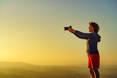 Kameralı turist kadın iyi bir bakış açısıyla seyahat fotoğrafı çekiyor.