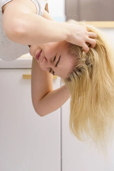 Femme Blonde Ayant Des Problèmes Avec Les Cheveux Gras Huileux — Photo