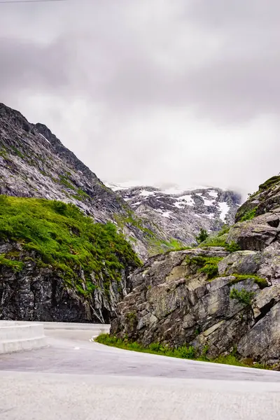 Droga Przez Góry Letni Krajobraz Norwegii Norweska Krajobrazowa Trasa Turystyczna — Zdjęcie stockowe
