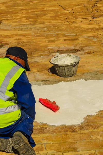 Mejora Del Hogar Renovación Hombre Trabajador Restaura Terraza Patio Baldosas — Foto de Stock