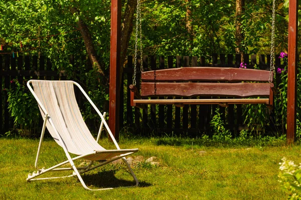 Jardim Com Balanço Cadeira Praia Para Descanso — Fotografia de Stock