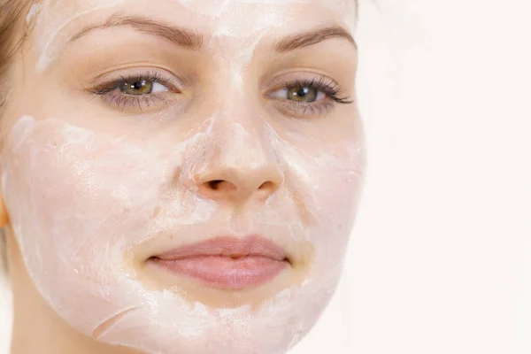 Jonge Vrouw Met Crème Cosmetische Masker Vocht Haar Gezicht Schoonheidsbehandeling — Stockfoto