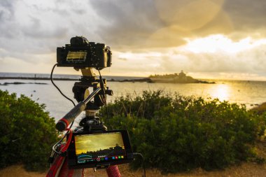 Monemvasia, Laconia bölgesi Moreloponnese yakınlarındaki Agios Fokas 'taki deniz kıyısındaki mezarlıktan çekilen bir film kamerası. Yunanistan 'ın varış noktaları