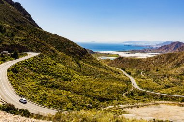 İspanyol dağları manzarası ve vadide birçok serası olan deniz kıyısı manzarası. Castillitos Bataryası 'na giden dolambaçlı yol.