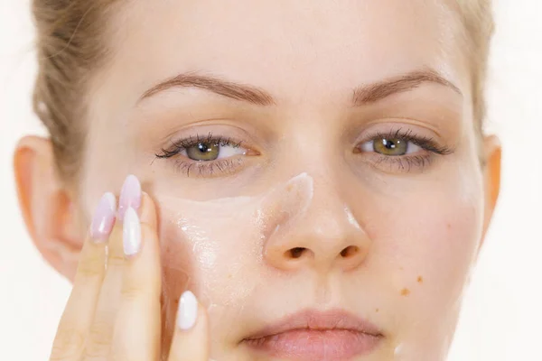 Giovane Donna Applicando Crema Cosmetica Maschera Idratante Viso Trattamento Estetico — Foto Stock