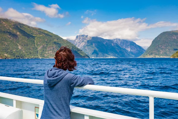 Turismo Vacanze Viaggi Donna Turistica Sulla Nave Crociera Godendo Fiordo — Foto Stock