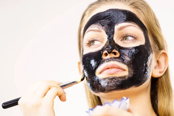 Jonge Vrouw Solliciteren Met Borstel Zwarte Detox Modder Masker Haar — Stockfoto