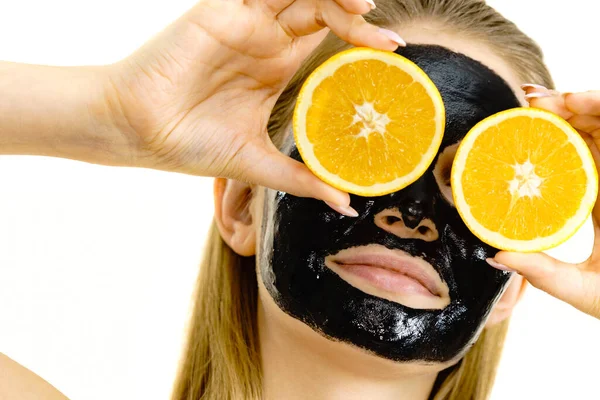 Wanita Dengan Carbo Detox Masker Kulit Hitam Wajah Memegang Buah — Stok Foto