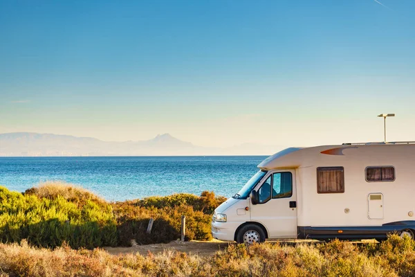 Camper Vehículo Recreativo Costa Marítima España Camping Playa Naturaleza Vacaciones —  Fotos de Stock