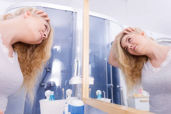 Glad Positiv Blond Kvinna Badrummet Morgonen Rutin Tittar Sig Själv — Stockfoto