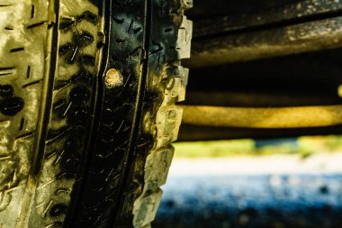 Tırnak darbesi ve yakın çekim yüzünden kırık lastik..