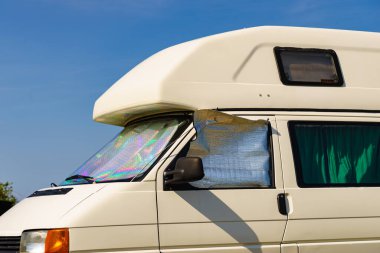 İç termal ekranlı karavan yazın doğada kamp yapan pencere camında kör. Karavanla seyahat ediyorum. Karavan tatili.