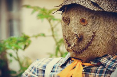 Mutlu bebek, el yapımı korkuluk. Bahçede dekorasyon