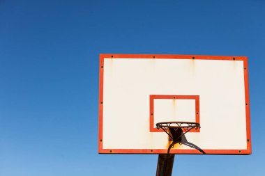 Mavi gökyüzüne karşı basket potası. Spor, eğlence..