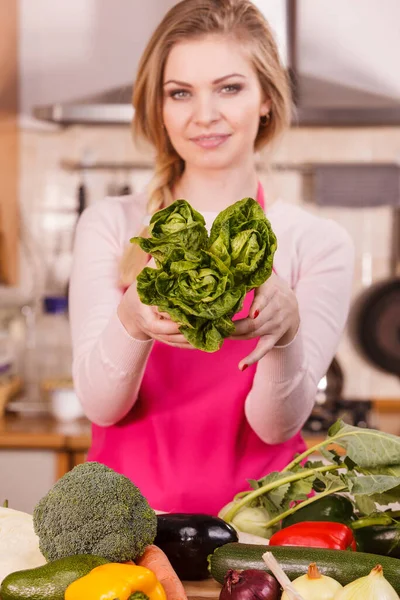 Glückliche Junge Frau Koch Zeigt Grünen Salat Der Hand Weibliche — Stockfoto