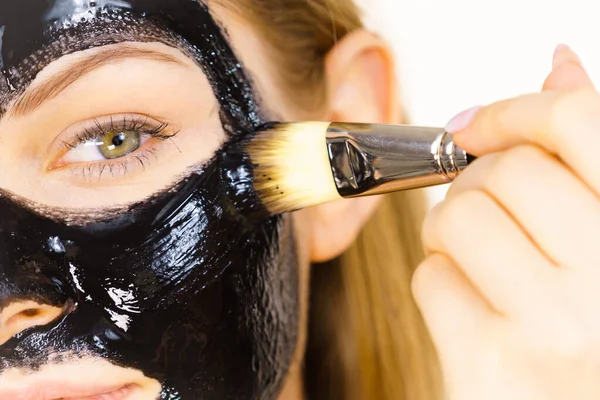 Junge Frau Trägt Mit Pinsel Schwarze Detox Peel Maske Auf — Stockfoto