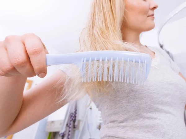 Mulher Muito Jovem Cuidando Cabelo Escovando Cabelo Loiro Molhado Depois — Fotografia de Stock