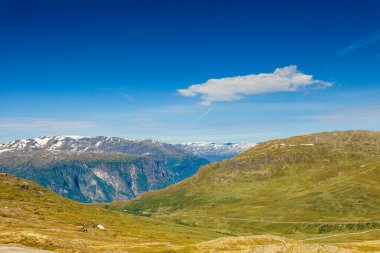 Norveç 'te Aurland ve Laerdal arasındaki dağ bölgesi. Uzakta kar zirveleri olan kayalık bir arazi. Ulusal turistik güzergah Aurlandsfellet.