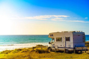 Kumsalda karavan kampı. İspanya Murcia bölgesi, Calblanque Bölge Parkı. Kışın güneşli, sıcak bir gün..