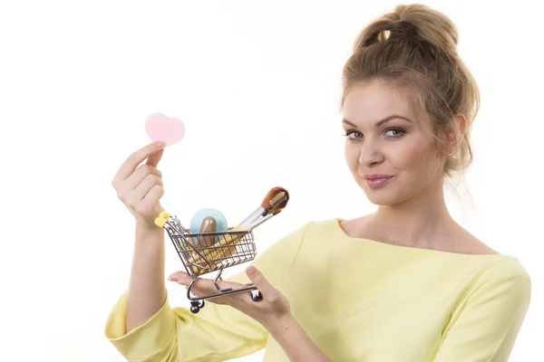 Frau Hält Einkaufswagen Voller Beauty Accessoires Wie Verschiedene Make Pinsel — Stockfoto