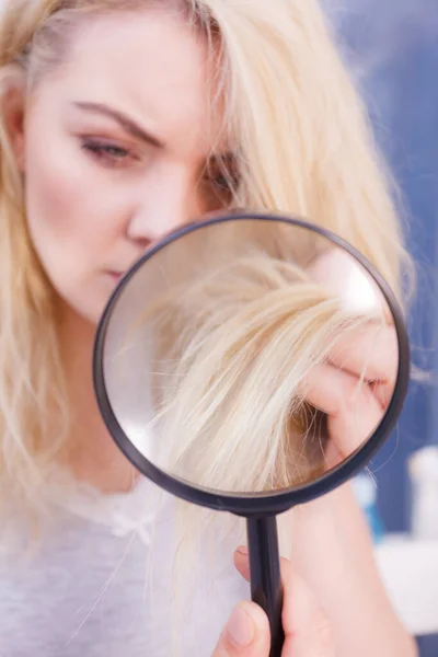 Догляд Волоссям Погані Наслідки Концепції Відбілювання Нещаслива Жінка Дивлячись Кінці — стокове фото