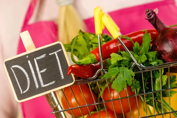 Winkelwagen Met Dieetbord Veel Kleurrijke Groenten Gezond Eten Levensstijl Vegetarisch — Stockfoto