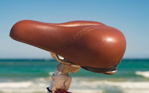 Bicicleta Feminina Livre Estacionado Praia Costa Mar Elemento Assento Férias — Fotografia de Stock