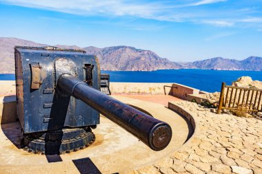 Akdeniz kıyısında Castillitos bataryası. İspanya 'nın Cartagena Murcia bölgesi yakınlarındaki turistik bir yer. Savunma kalesi. Tarihi dönüm noktası.
