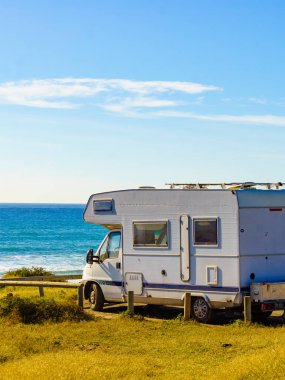Kumsalda karavan kampı. İspanya Murcia bölgesi, Calblanque Bölge Parkı. Kışın güneşli, sıcak bir gün..