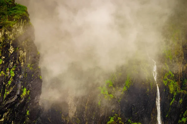 Cachoeira Voringsfossen Montanhas Verdes Verão Cânion Mabodalen Noruega Rota Nacional — Fotografia de Stock