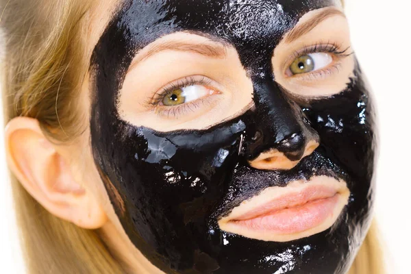 Ung Kvinna Med Kosmetika Ansiktet Carbo Detox Svart Peel Mask — Stockfoto